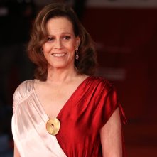 Roma 2018: una sorridente Sigourney Weaver sul red Carpet