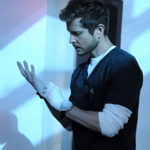 The Resident: Matt Czuchry in una foto della seconda stagione