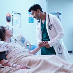 The Resident: Manish Dayal in una foto della seconda stagione