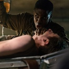Overlord: Jovan Adepo e Dominic Applewhite in un momento del film