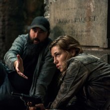 Overlord: Mathilde Ollivier e Julius Avery in un momento del film