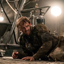 Overlord: Wyatt Russell in una scena del film