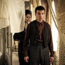 Animali Fantastici: I crimini di Grindelwald, Claudia Kim ed Ezra Miller in una scena del film