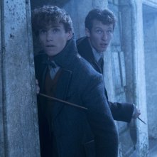 Animali Fantastici: I crimini di Grindelwald, Eddie Redmayne e Callum Turner in una scena del film