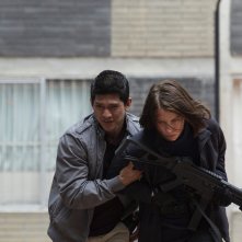 Red Zone - 22 miglia di fuoco: Lauren Cohan e Iko Uwais in una scena del film