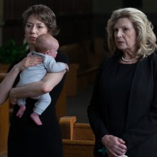 Widows - Eredità criminale: Carrie Coon con Ann Mitchell in una scena del film