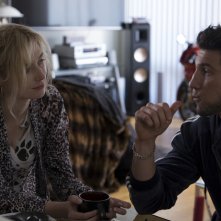 Widows - Eredità criminale: Jon Bernthal con Elizabeth Debicki in una scena del film