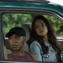 Widows - Eredità criminale: Michelle Rodriguez con Cynthia Erivo in una scena del film