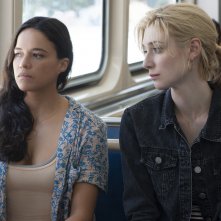 Widows - Eredità criminale: Michelle Rodriguez con Elizabeth Debicki in una scena del film