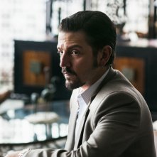 Narcos: Messico, Diego Luna in una scena