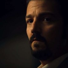 Narcos: Messico, un cupo primo piano di Diego Luna