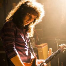 Bohemian Rhapsody: Gwilym Lee in una scena del film