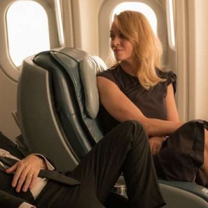 Tim Roth e Uma Thurman in una scena di The Brits are coming