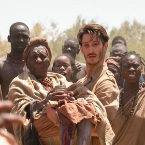 La promessa dell'alba: Pierre Niney in una scena del film