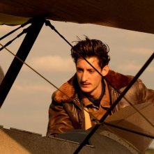 La promessa dell'alba: Pierre Niney in un momento del film
