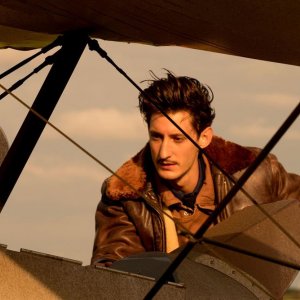 La promessa dell'alba: Pierre Niney in un momento del film
