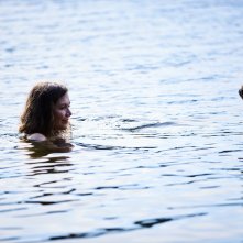 Lontano da qui: Maggie Gyllenhaal e Parker Sevak in un momento del film