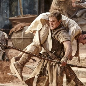 Robin Hood - L'origine della leggenda: Taron Egerton in una scena del film