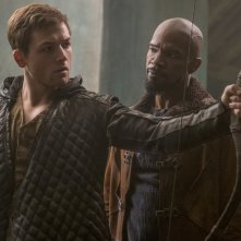 Robin Hood - L'origine della leggenda: Taron Egerton e Jamie Foxx in una scena del film