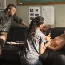 Siren: Alex Roe, Eline Powell, Fola Evans-Akingbola nell'episodio On the Road