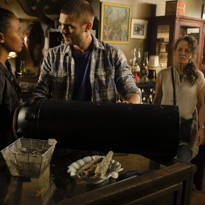Siren: Rena Owen, Alex Roe, Fola Evans-Akingbola nell'episodio The Lure