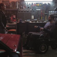 Upgrade: Logan Marshall-Green e Betty Gabriel in una scena del film