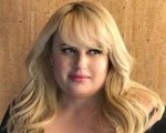 Rebel Wilson si scusa per aver bloccato molti fan su Twitter: 'Stavo soffrendo per le critiche'