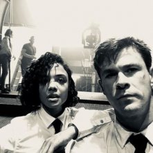 Men in Black 4: selfie per Tessa Thompson e Chris Hemsworth