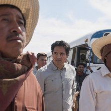 Narcos: Mexico: Michael Peña in una scena della prima stagione