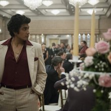 Narcos: Mexico: Tenoch Huerta in una scena della prima stagione