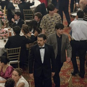 Narcos: Mexico: Diego Luna in una scena della prima stagione
