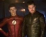 Arrowverse: Oliver Queen nei panni di Barry Allen bacia Iris nel teaser del crossover