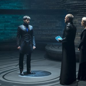 Krypton: Elliot Cowan, Cameron Cuffe, Wallis Day in una scena