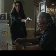 Mayans MC: Edward James Olmos, Carla Baratta nell'episodio Cucaracha/K'uruch