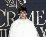 Animali Fantastici 2: per Ezra Miller un altro look esagerato alla premiere di Londra
