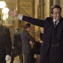 A Very English Scandal: Hugh Grant in una sequenza