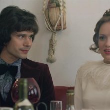 A Very English Scandal: Ben Whishaw e Lucy Briggs-Owen in una scena della serie
