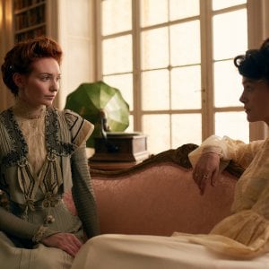 Colette: Keira Knightley con Eleanor Tomlinson in una scena del film