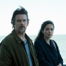 Juliet, Naked - Tutta un'altra musica: Rose Byrne ed Ethan Hawke in una scena del film