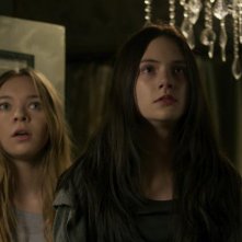 La casa delle bambole - Ghostland: Taylor Hickson con Emilia Jones in una scena del film