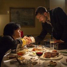 My Dinner with Hervé: eter Dinklage, Jamie Dornan in una scena del film