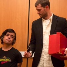 My Dinner with Hervé:  una scena del film con Jamie Dornan e Peter Dinklage