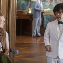 My Dinner with Hervé: Mireille Enos e Peter Dinklage in una scena del film
