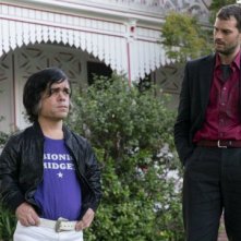 My Dinner with Hervé: Jamie Dornan insieme a Peter Dinklage in una scena del film