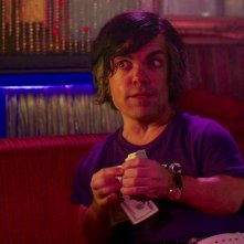 My Dinner with Hervé: Peter Dinklage in una scena