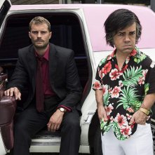 My Dinner with Hervé: Peter Dinklage con Jamie Dornan in una scena del film