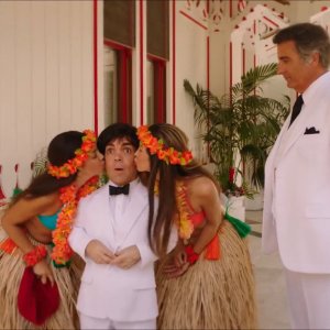 My Dinner with Hervé: Peter Dinklage con Andy Garcia in una scena del film