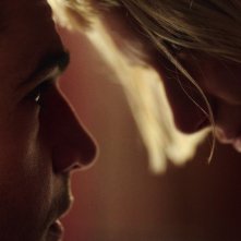 Piercing: Mia Wasikowska e Christopher Abbott in una scena del film
