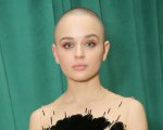 Joey King: 'Un passeggero del mio volo temeva di ammalarsi di cancro solo perché sono calva'