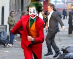Joker: Joaquin Phoenix in fuga dalla polizia di Gotham City nelle nuove foto